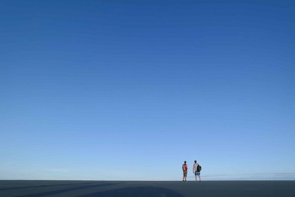 Comment intégrer des bijoux minimalistes dans un look de soirée ?