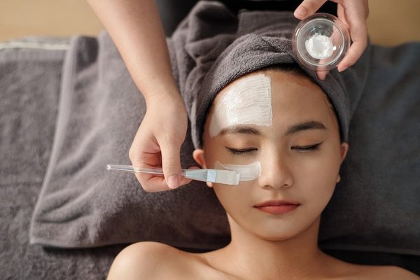 Comment incorporer des ingrédients anti-âge dans une routine de soins cutanés faits maison ?